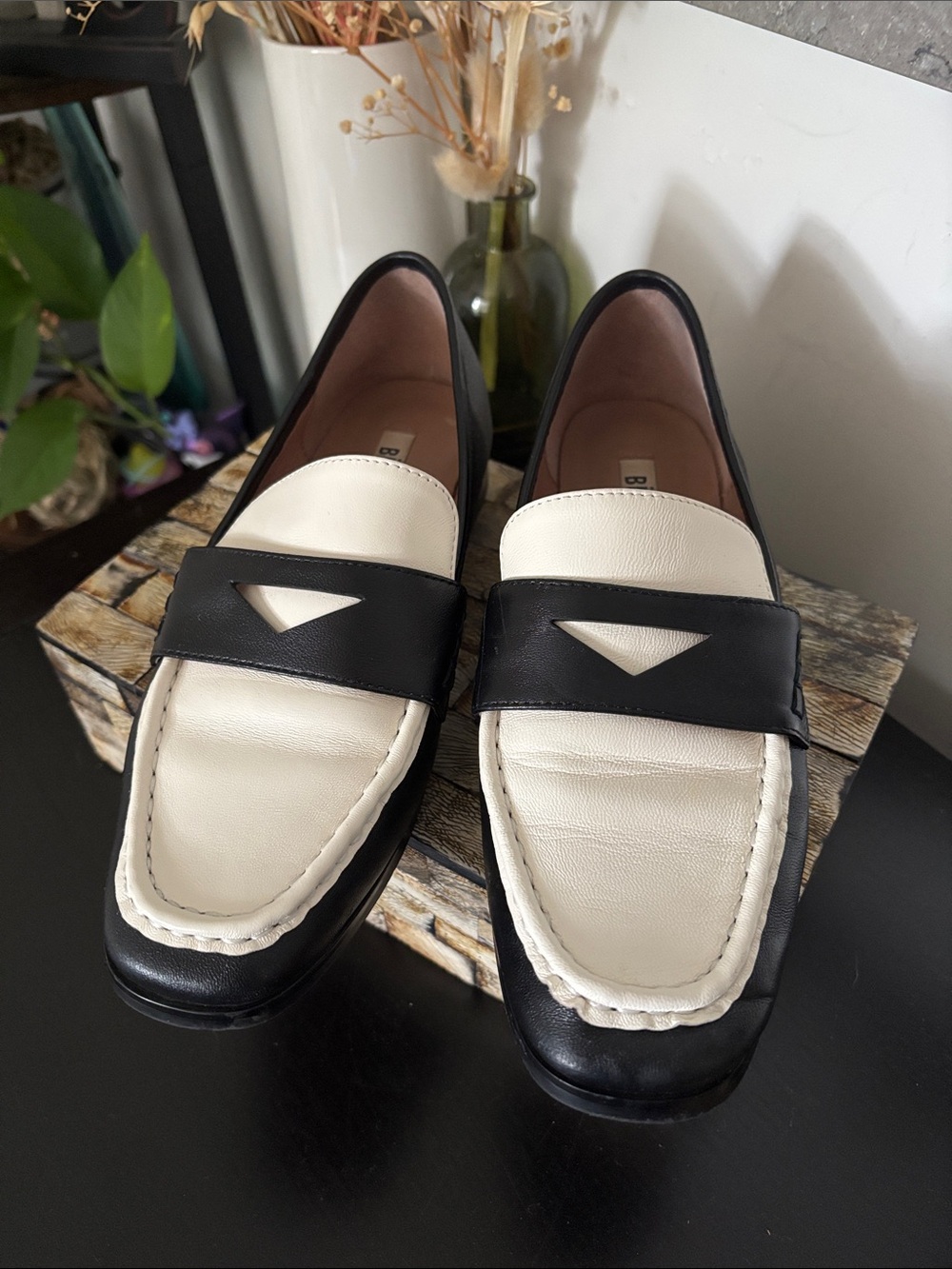 Bibi Lou (37) Black & White Classic Leather Loafers Soft EUC Office Casual - Picture 4 of 16